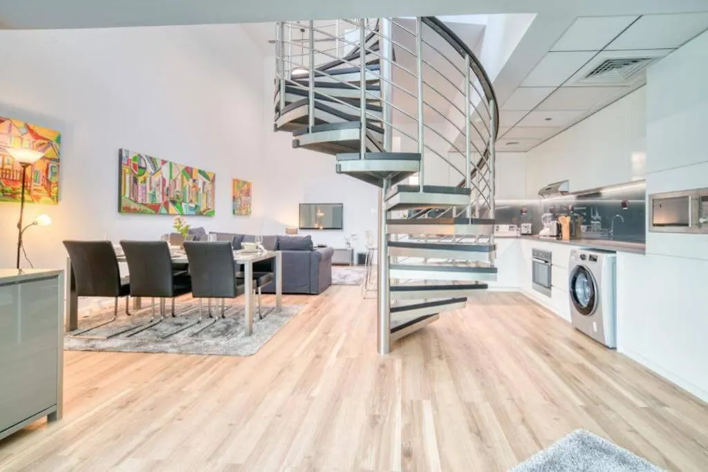 Stunning 1-Bed Duplex - Dubai Marina Apartment